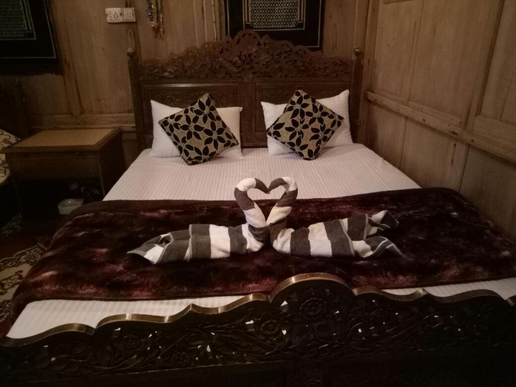 Fabulous Kashmir Srinagar Hotel Buitenkant foto